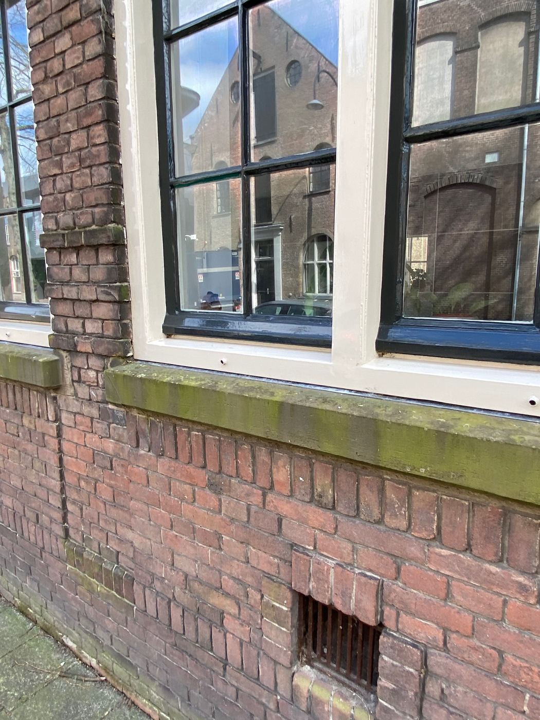 Kozijnen voorbehandeld en gelakt