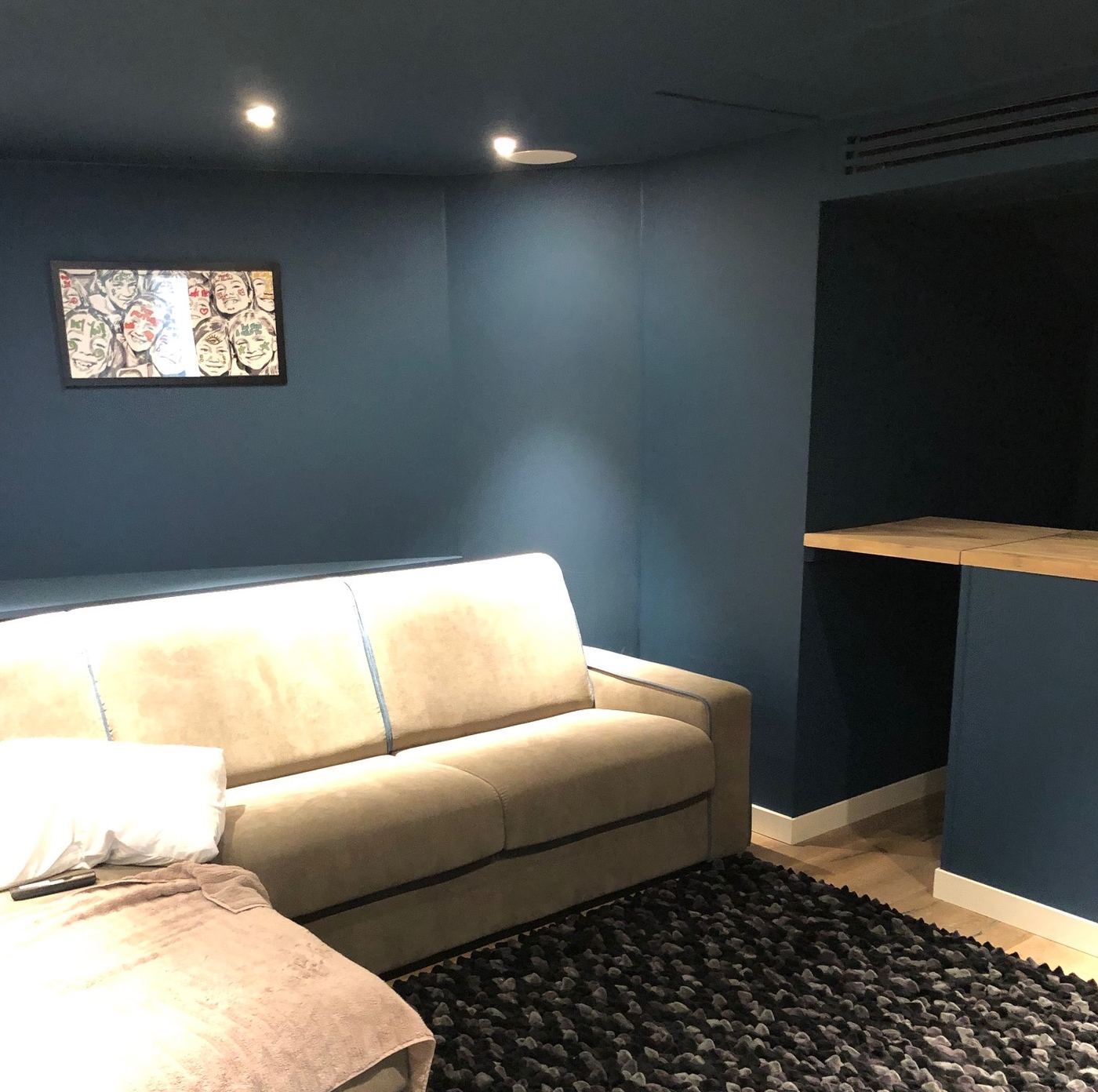 Sauswerk, wanden en plafond in petrolblauw