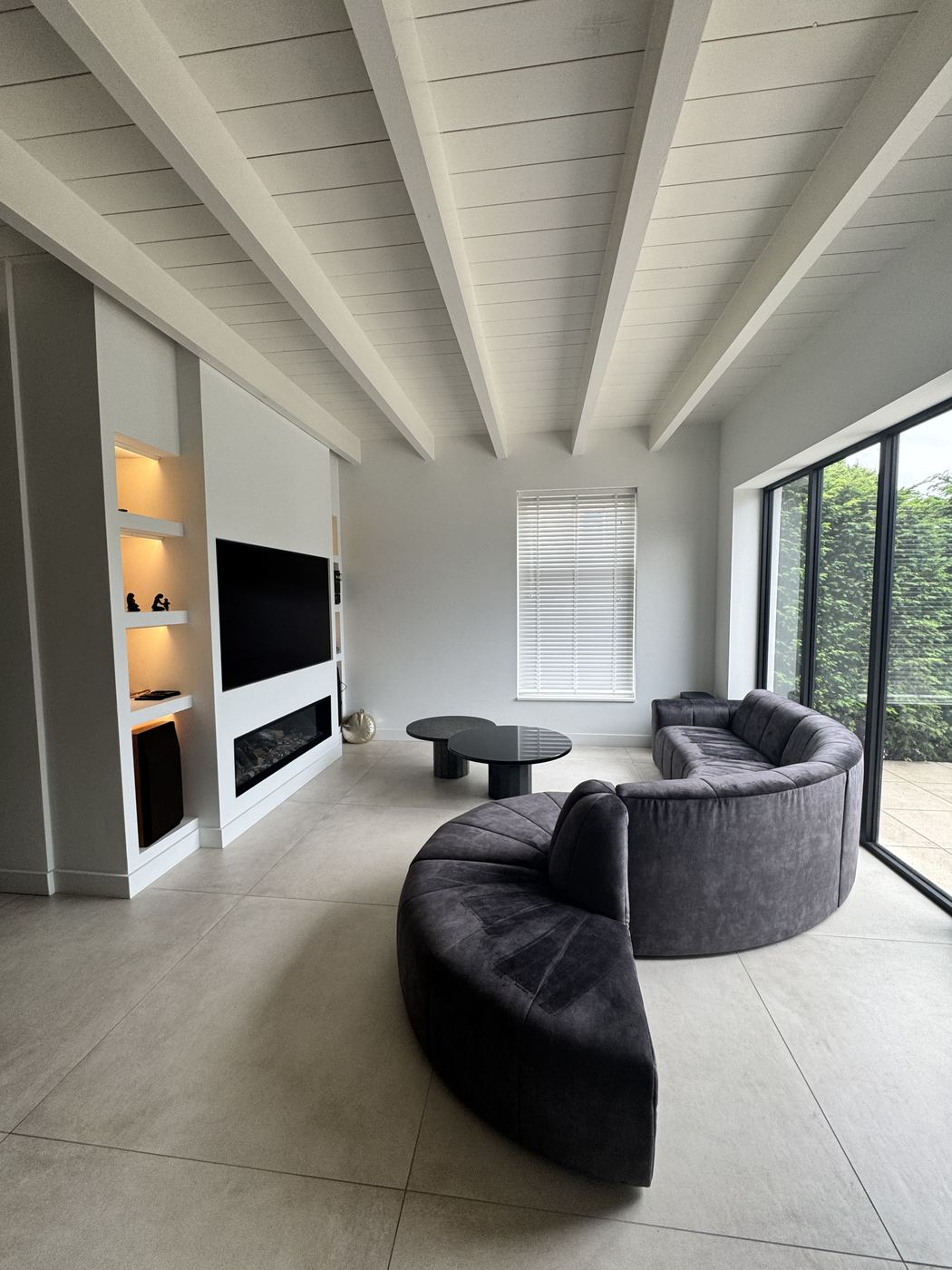 Woonkamer: plafond en balken in het wit